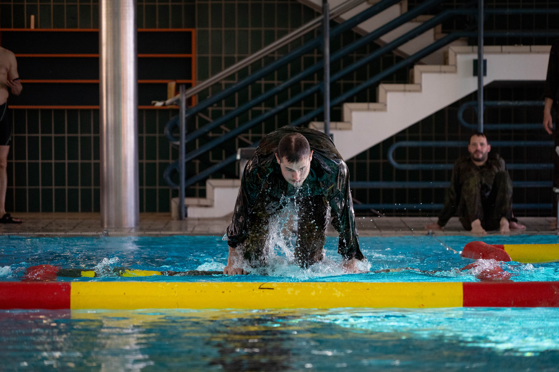 Training auf der Schwimmhindernisbahn