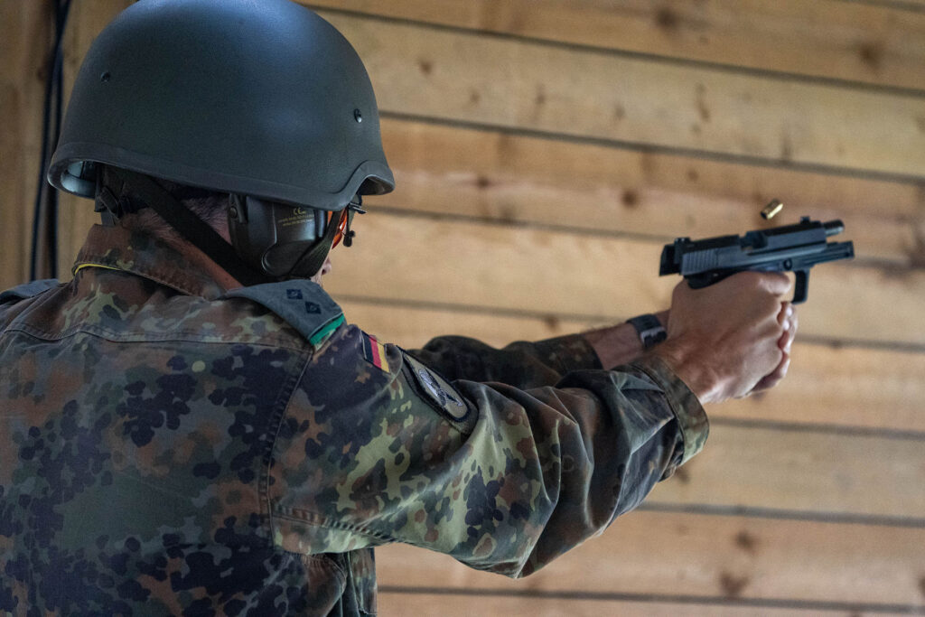 25m Pistolenschiessen mit der H&K USP: Oberleutnant Julian Mösle, Team DEU2.