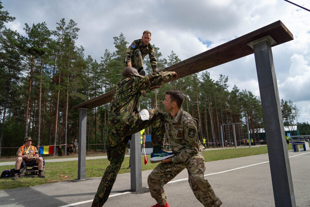 Team INT3 mit Major Sterling Broadhead /USA, StaffSgt Tumelo Ntwaagae/BWA, Major Daniel Uphaus/DEU.