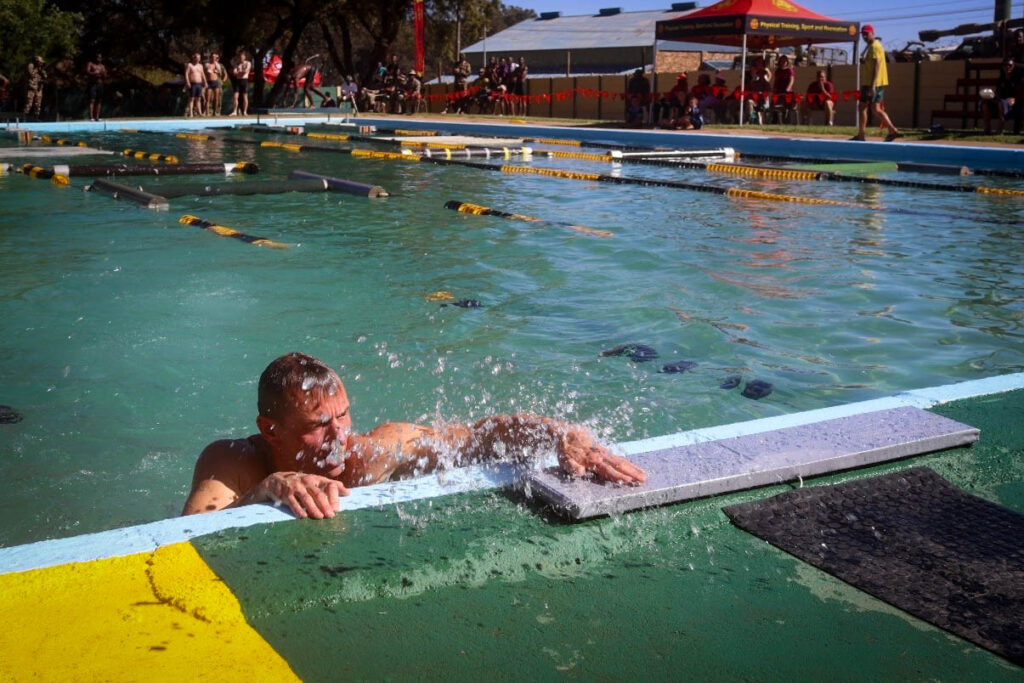 HF Deiter im Ziel auf der Schwimmhindernisbahn