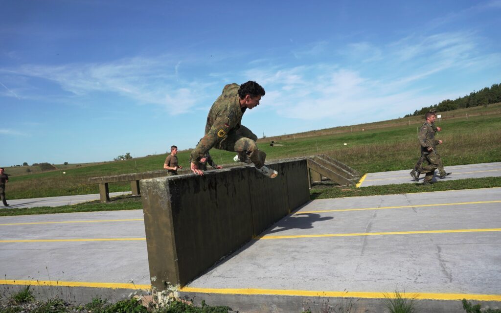 HF Yves Parisi, SportFGrp BW München, beim Überqueren des Hindernis Nr. 20